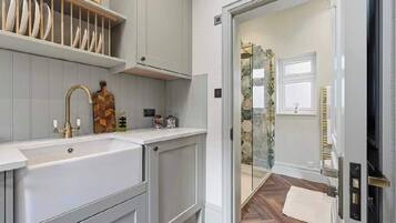 Shower, hair dryer, towels, shampoo