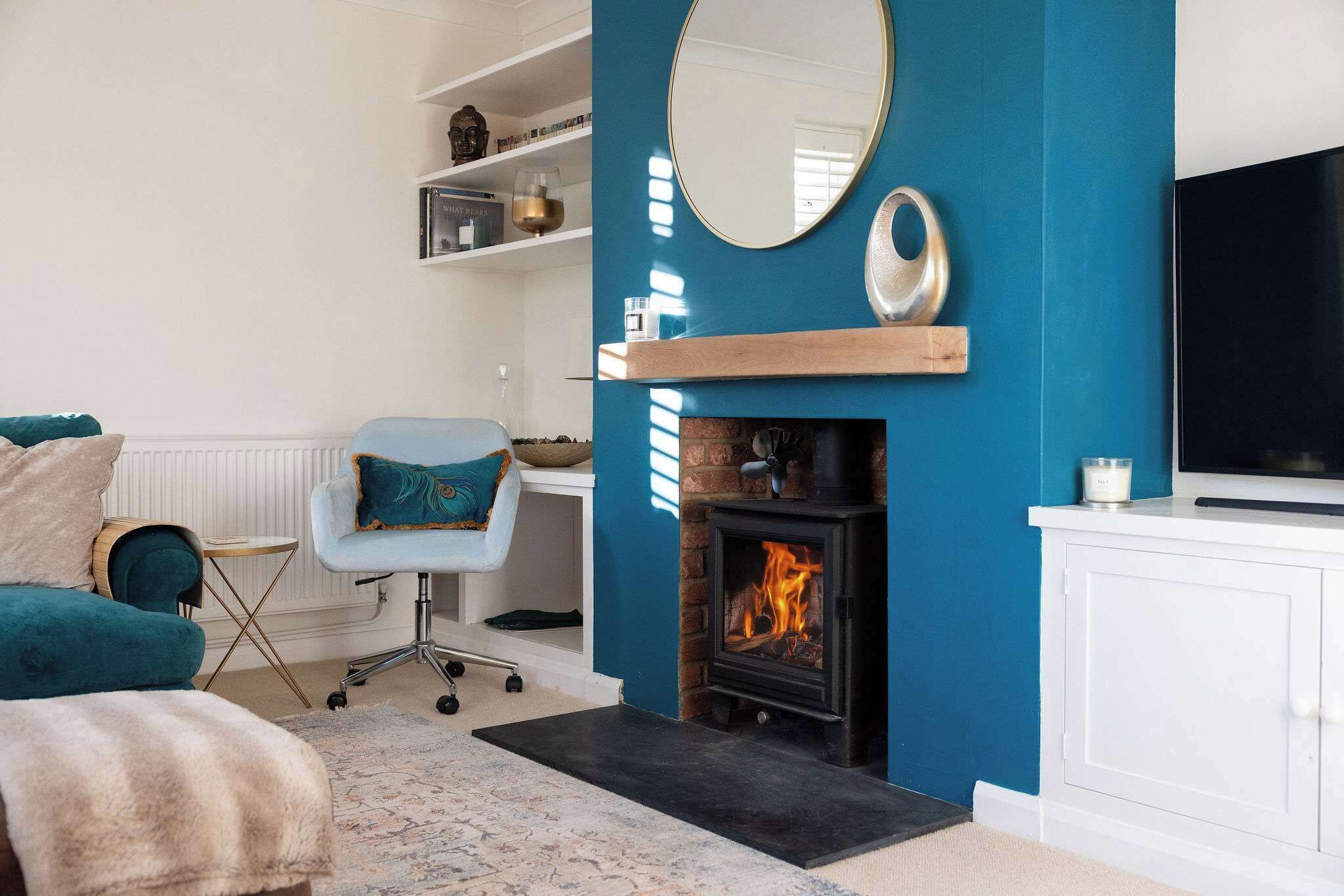 TV, fireplace