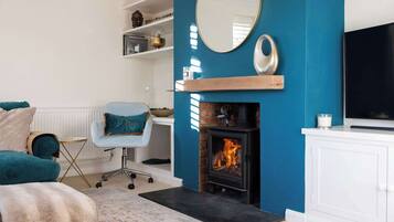 TV, fireplace