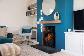 TV, fireplace - Sussex Escape for 8 with Hot Tub nr Goodwood (Fishbourne)