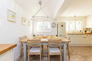 Dining - Sussex Escape for 8 with Hot Tub nr Goodwood (Fishbourne)