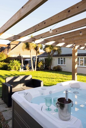 Terrace/patio - Sussex Escape for 8 with Hot Tub nr Goodwood (Fishbourne)
