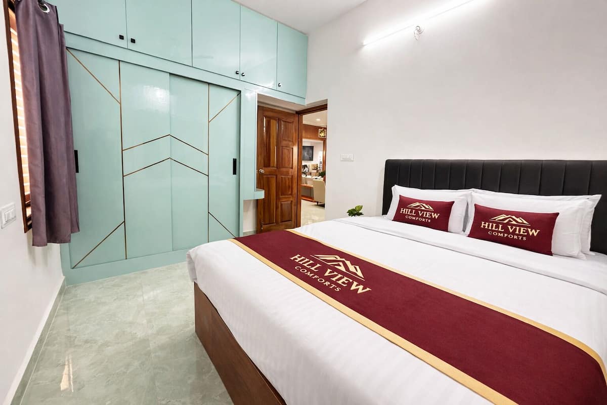 Ein Hotelzimmer mit Bett, Schrank und Blick auf den Flur.