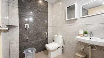 Classic Apartment | Bathroom | Shower, hair dryer, slippers, towels