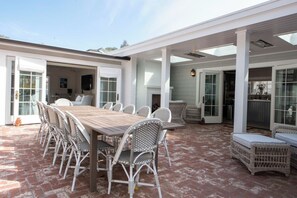 Outdoor dining - Beautiful Montecito Beach House. Stones throw away from Butterly Beach (Montecito)