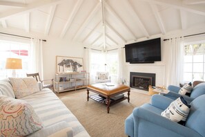 Living area - Beautiful Montecito Beach House. Stones throw away from Butterly Beach (Montecito)