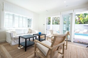 Living area - Beautiful Montecito Beach House. Stones throw away from Butterly Beach (Montecito)