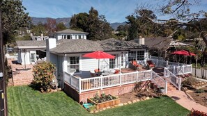 Outdoor dining - Beautiful Montecito Beach House. Stones throw away from Butterly Beach (Montecito)