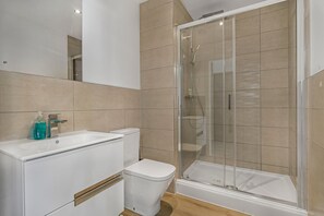 Shower, hair dryer, towels - GuestReady - Chic Urban Retreat in Old Trafford (Manchester)