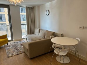 Living area - 1Bed Apt; Sleeps 4, Central to Shops & Transport (London)