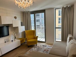 Living area - 1Bed Apt; Sleeps 4, Central to Shops & Transport (London)