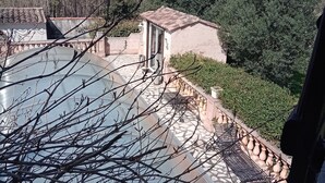 A traditional building with a tiled roof, surrounded by greenery and trees. - Villa with spa pool 2.5 km from the sea Poolhouse barbecue (La Seyne-sur-Mer)
