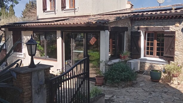 A two-story building with a stone facade, a tiled roof, and a gated entrance. - Villa with spa pool 2.5 km from the sea Poolhouse barbecue (La Seyne-sur-Mer)
