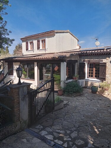Villa avec piscine spa à 2.5 km de la mer
Poolhouse barbecue