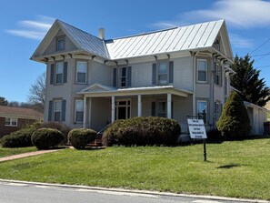 Exterior - Perfect for Everyone - 8-bedrooms - The Future Generations University Guesthouse (Franklin)