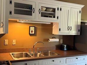 Private kitchen - Perfect for Everyone - 8-bedrooms - The Future Generations University Guesthouse (Franklin)