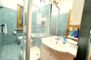 Shower, bidet, towels - M453 - Marcelli, comfortable two-room apartment with garden (Marcelli)