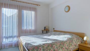 Camera in Dependance con letto matrimoniale o 2 letti singoli, balcone, vista montagna | In-room safe, desk, free WiFi