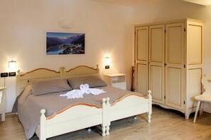 Habitación superior con 1 cama doble o 2 individuales, balcón, vistas a la montaña | Caja fuerte, escritorio, wifi gratis