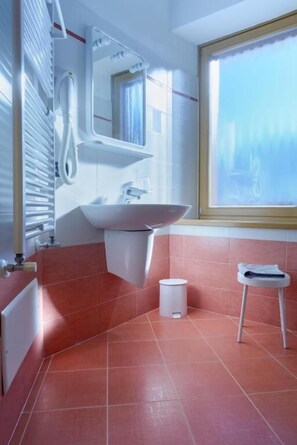 Superior kamer, 1 twee- of 2 eenpersoonsbedden, balkon, uitzicht op bergen | Badkamer