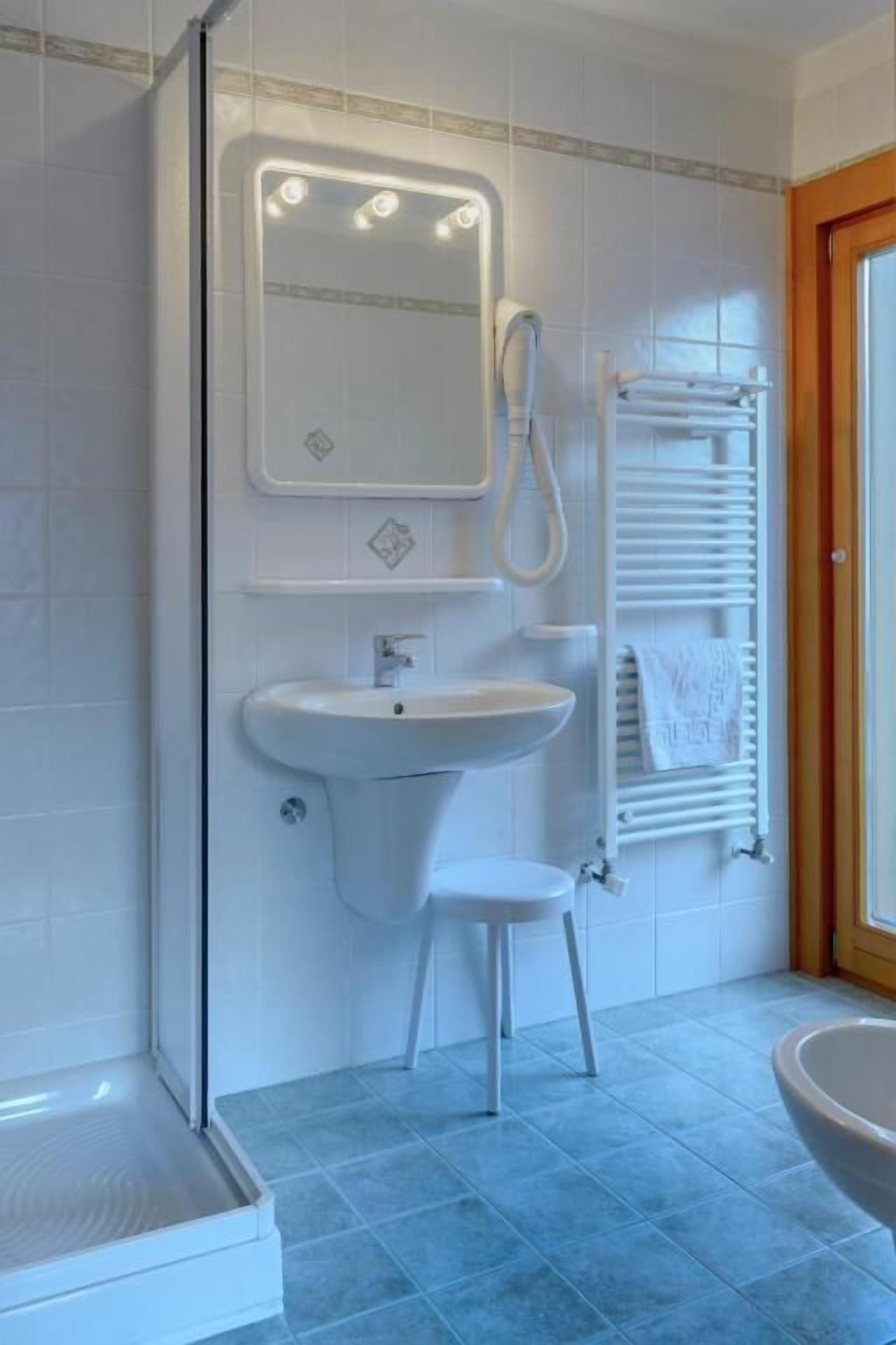 Camera in Dependance con letto matrimoniale o 2 letti singoli, balcone, vista montagna | Bathroom | Hair dryer, slippers, towels, soap