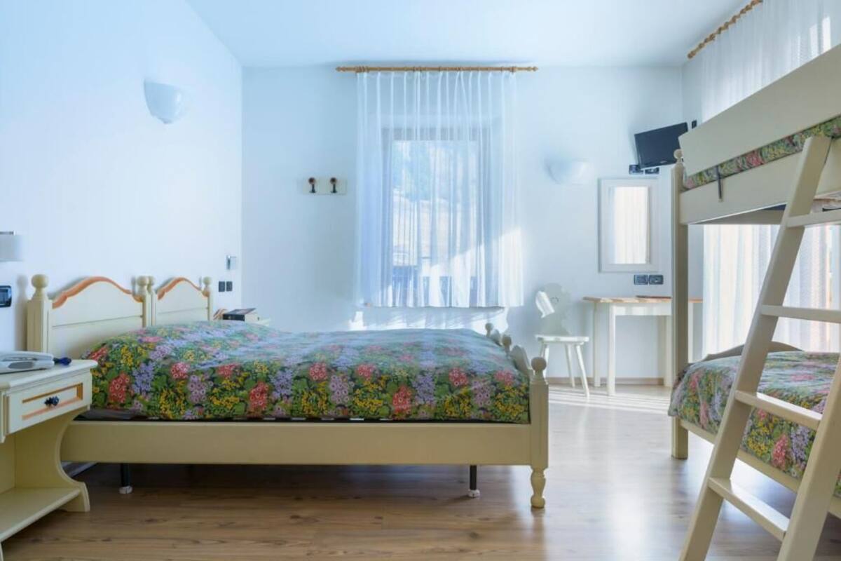 Standaard driepersoonskamer, balkon, uitzicht op bergen