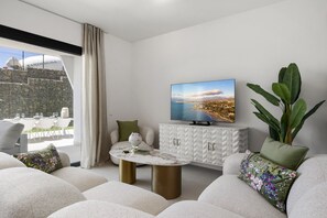 Smart TV - Golfside 3BR Apt with large Terrace, Pool & Spa (Mijas)