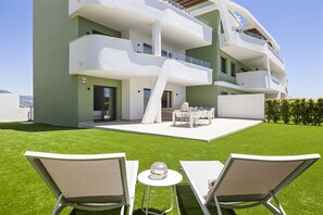 Outdoor dining - Golfside 3BR Apt with large Terrace, Pool & Spa (Mijas)
