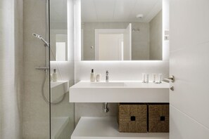 Shower, hair dryer, soap, shampoo - Golfside 3BR Apt with large Terrace, Pool & Spa (Mijas)