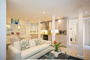 Living area - EXCLUSIVE BALLSBRIDGE 1-BEDROOM APARTMENT WITH GATED ENTRANCE (Dublin)