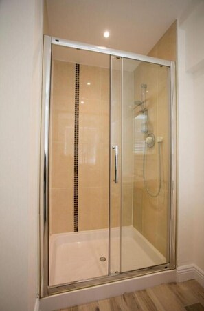 Bathroom - EXCLUSIVE BALLSBRIDGE 1-BEDROOM APARTMENT WITH GATED ENTRANCE (Dublin)