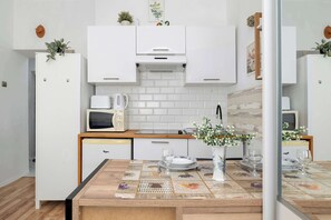 Refrigerador, microondas, parrilla de estufa y cafetera y tetera