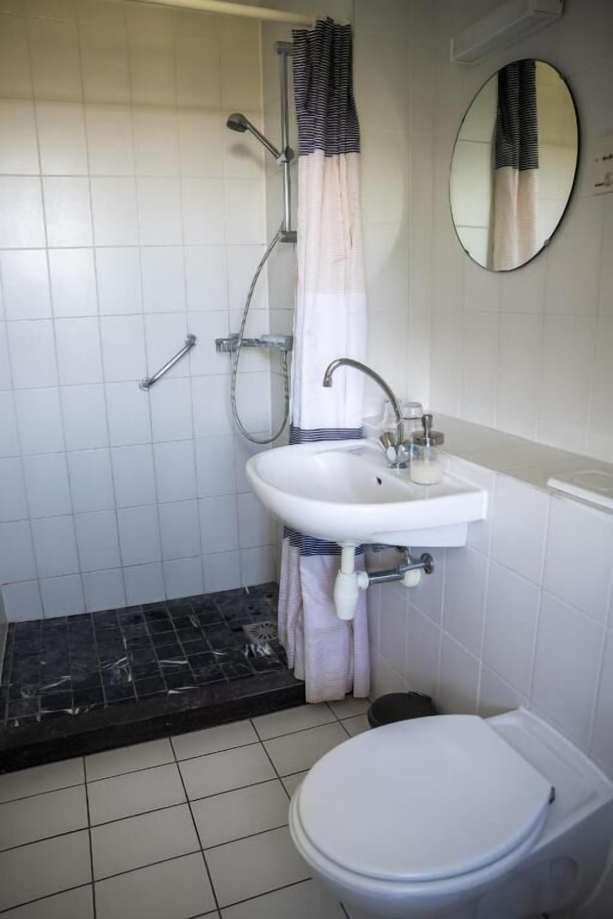 コンフォート ダブルルーム | バスルーム | シャワー、ヘアドライヤー、タオル、トイレットペーパー