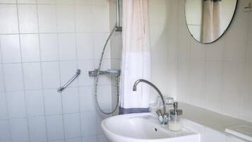 コンフォート ダブルルーム | バスルーム | シャワー、ヘアドライヤー、タオル、トイレットペーパー