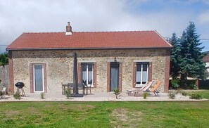 Exterior - Detached Country House 'Aux Hirondelles' with Private Terrace, Garden & Wi-Fi (Montceaux-lès-Provins)