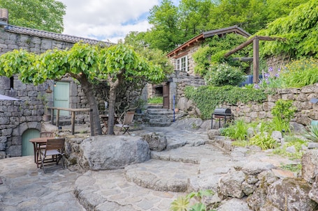 Outdoor dining. Guest Room “La Drobie 2-3 pers” with Mountain View, Shared Pool and Garden