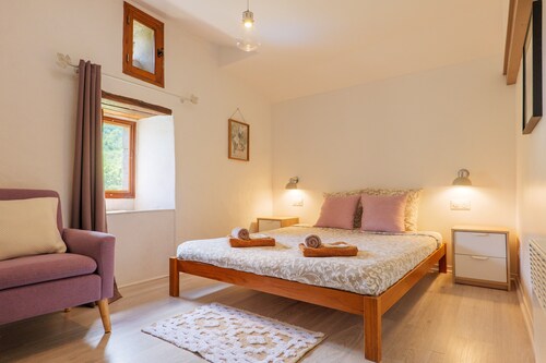 Chambre d’hôtes « La Drobie 2-3 pers » avec vue montagne, piscine et jardin partagés
