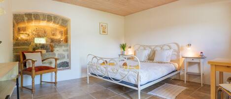 1 bedroom, bed sheets