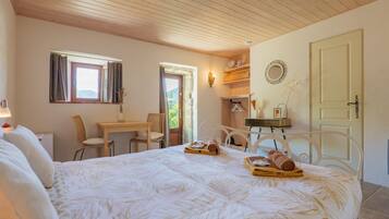 Une chambre à coucher avec un lit, un bureau, une chaise et une porte.
