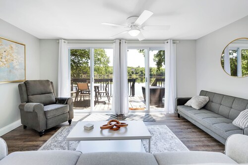 Spacious 4-bedroom house on the water!