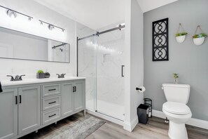 Douche, sèche-cheveux, serviettes fournies, savon