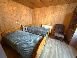 3 bedrooms, iron/ironing board, bed sheets