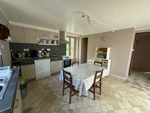 Kylskåp, mikrovågsugn, ugn och spishäll