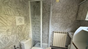 Ein Badezimmer mit Toilette, Dusche und Waschbecken.