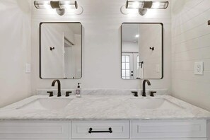 Douche, séchoir à cheveux, shampooing