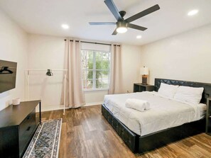 3 habitaciones, escritorio, tabla de planchar con plancha y wifi 