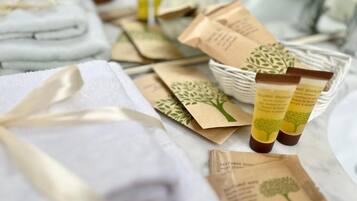 Classic-Doppelzimmer, 1 Doppelbett, Blick auf den Innenhof | Badezimmerausstattung