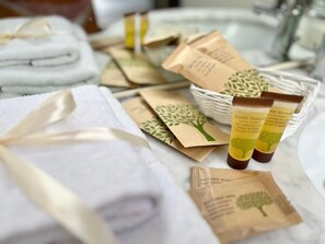 Classic-Doppelzimmer, 1 Doppelbett, Blick auf den Innenhof | Badezimmerausstattung