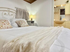 Classic dubbelrum - 1 dubbelsäng - utsikt mot innergården | Sängtillbehör av högsta kvalitet och minibar med vissa gratis produkter