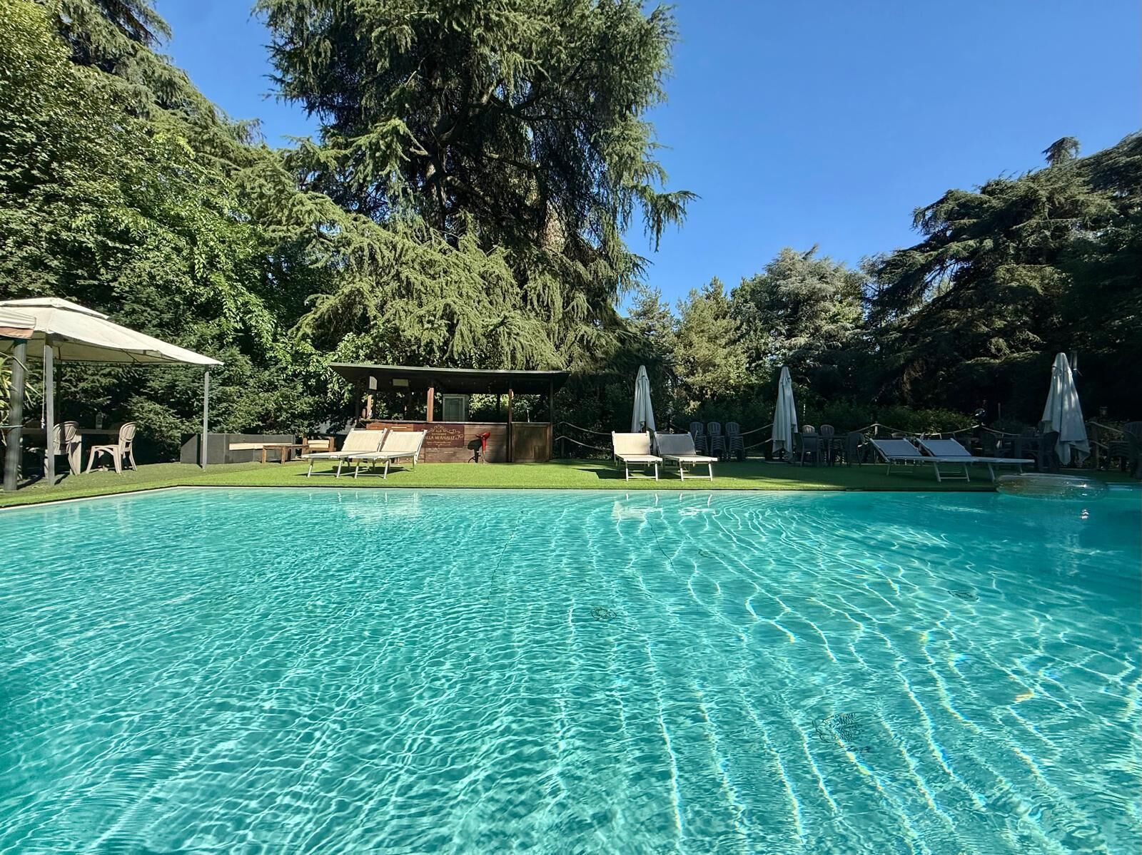 Una piscina al aire libre de temporada